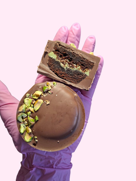 Chocolate Brownie Round Pistachio